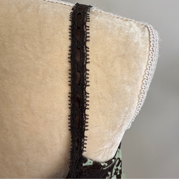 Kimchi Blue Y2K spaghetti strap lace trim top - Picture 5 of 7